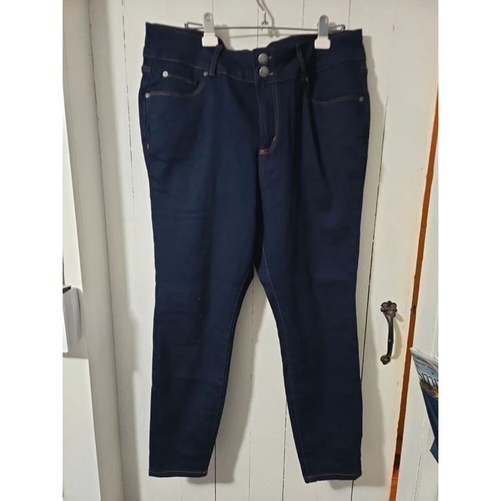Tahari charlotte Double button skinny jean 18w